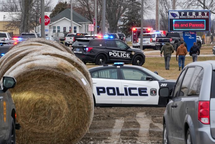 De politie rukte massaal uit voor de schietpartij op de school in Perry, Iowa.
