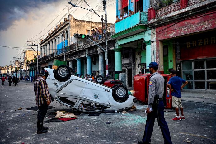 Politiewagen die door betogers is vernield tijdens protesten tegen de Cubaanse regering in de hoofdstad Havana