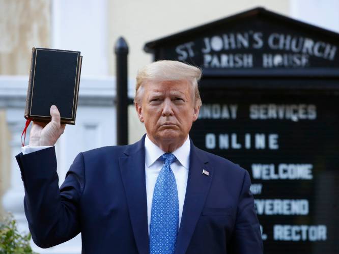 “Let’s make America pray again”: Donald Trump verkoopt nu ook bijbels