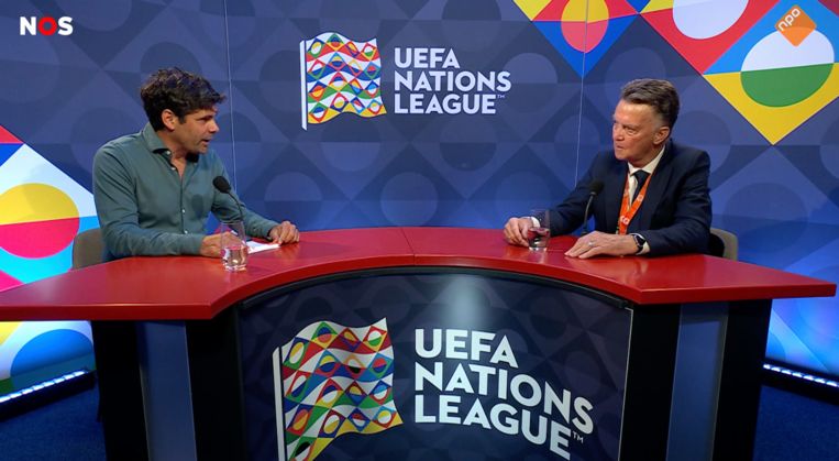 Jan Stekelenburg en Louis van Gaal na de wedstrijd Nederland-Polen, zaterdag op NPO 1. Beeld screenshot 