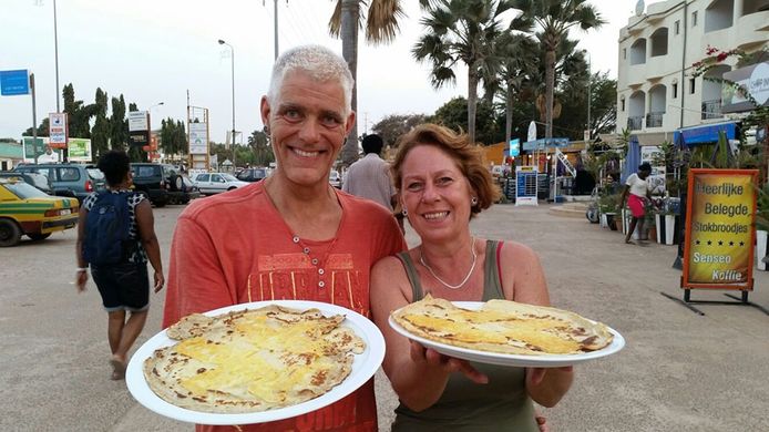 Theo Steenkamer (55) en Jolanda Feenstra (50) uit Emmeloord begonnen een pannenkoekenbar in Gambia.