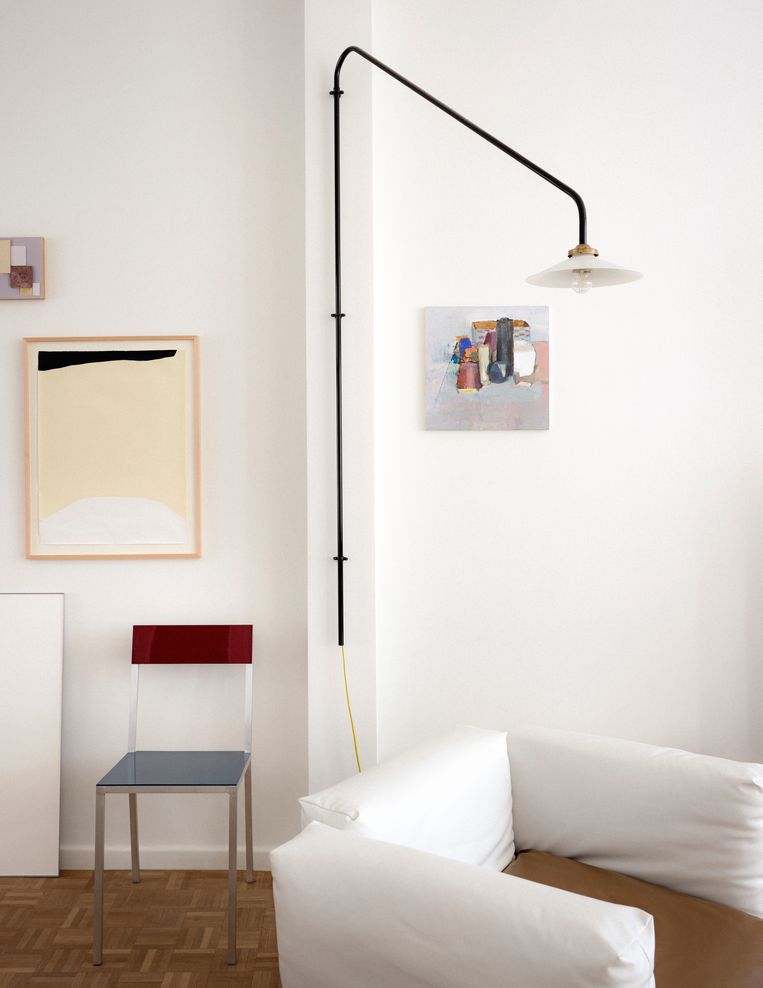 De living is een showcase van Belgisch design, met de tweekleurige ‘Alu Chair’, de ‘Hanging Lamp’ en ‘The Pillow Sofa’ van Muller Van Severen. Beeld Frederik Vercruysse