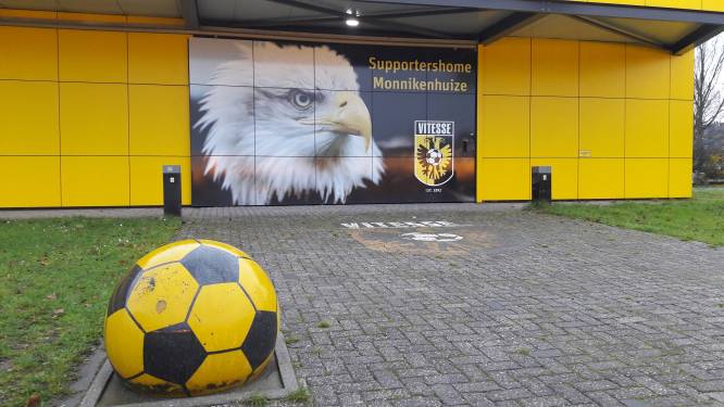 Ik keek naar mijn signerende broertje. Net een Vitesse-speler. Vroeg me af wat er door hem heen ging