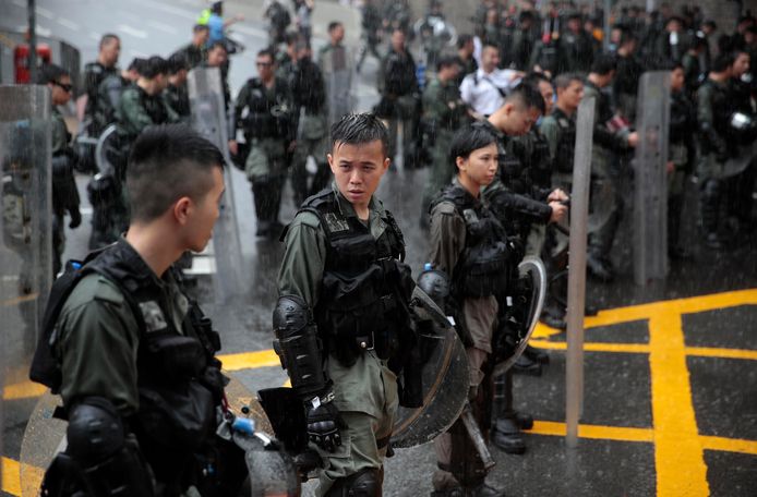 De politie heeft barrières opgeworpen aan de gebouwen van de Chinese regering.