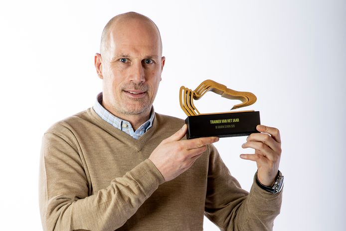 Philippe Clement met de trofee voor 'Trainer van het Jaar'.