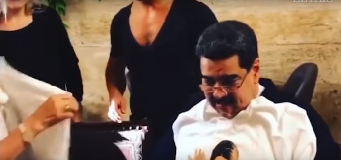 De Venezolaanse president Maduro aan tafel bij 'Salt Bae'.