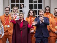 Medaillewinnaars stralen met Willem-Alexander en Máxima op bordes, Ireen Wüst benoemd tot Commandeur