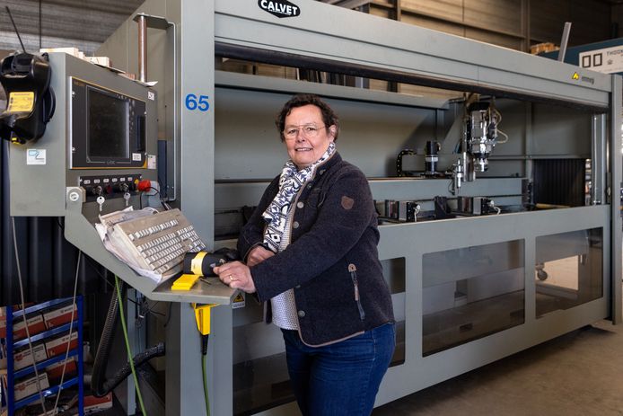 Miriam Thoonen in de fabriekshal van haar familiebedrijf Thoonen Metaalbouw.