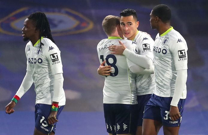 Aston Villa-aanvaller Anwar El Ghazi (midden) na zijn treffer tegen Chelsea.