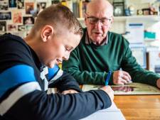 Rekenwonder Aad (11) krijgt les van rekenkampioen Willem (82): ‘Van rekenmachines word je lui en dom’