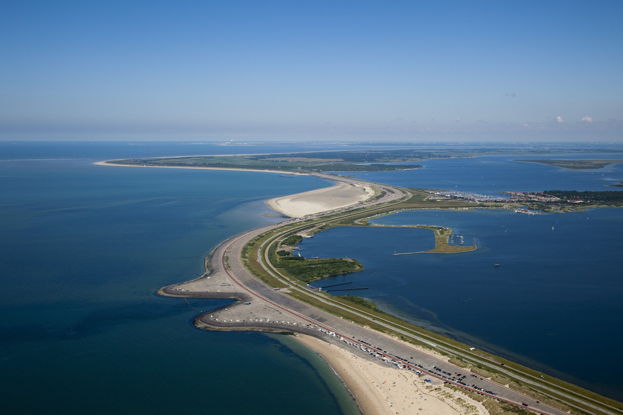 De Brouwersdam, met rechts het Grevelingenmeer op de grens van Zuid-Holland en Zeeland.