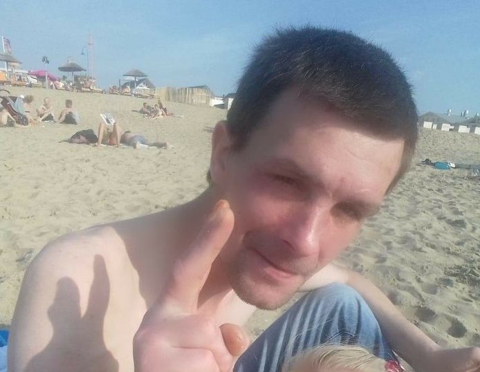 Kamil Karasiewicz (34) een week voor zijn dood tijdens een dagje strand met vrienden. Het is de laatste foto die zus Katarzyna van haar broer kreeg. ,,Tijdens dit uitje vertelde Kamil zijn vrienden dat hij niet overweg kon met zijn huisgenoten.”