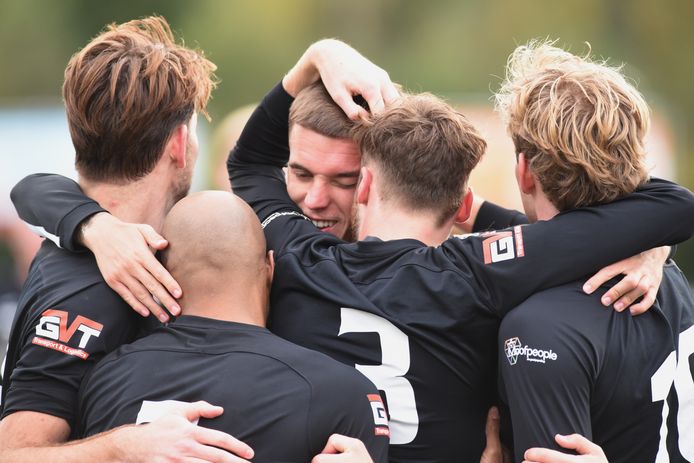 V.l.n.r: Joey van Dijk, Ifé Oduguwa, Dani Schaufeli, Kevin van Kooij, Damian Schipper, de WSV-spelers vieren de overwinning op VVG'25.