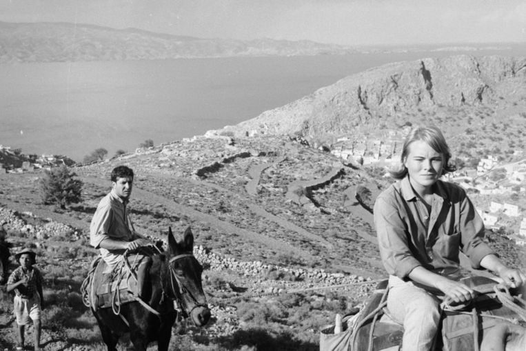 Cohen kocht in de jaren 60 een huisje op het Griekse eiland Hydra, waar hij zich terugtrekt om te schrijven. Beeld The LIFE Picture Collection/Gett