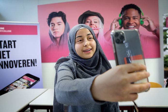 Noura Alosman (17) is aan het solliciteren. Studenten van het Zadkine Startcollege leren zichzelf te presenteren aan een werkgever via hun smartphone.