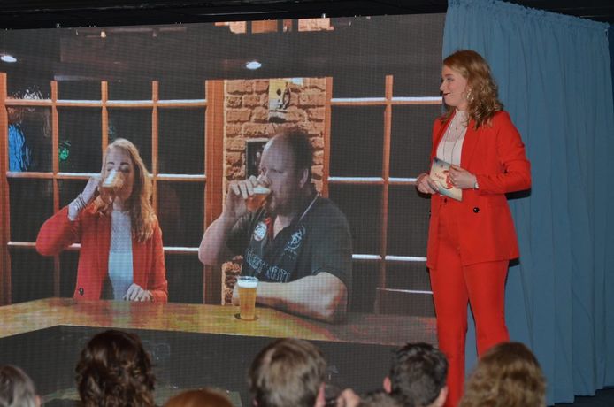 Sophie Kokhuis in de rol als Razende Reporter Rossum. In het afgelopen jaar is er veel gebeurd in Rossum, Volthe en Lemselo. Middels grappige filmpjes komen verschillende items aan de orde, zoals wat te doen met de kerk in het dorp als deze wordt onttrokken aan de eredienst?
