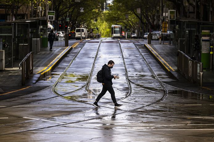 De straten liggen er verlaten bij in de Australische stad Melbourne. Sinds het begin van de pandemie leeft de stad al 246 dagen in lockdown.