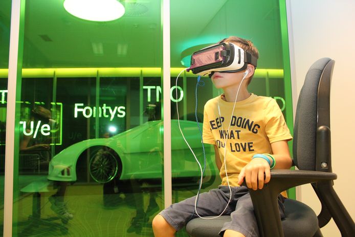 Een leerling met een VR bril in de VR Bios.