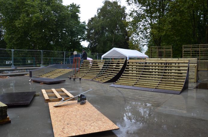 Het nieuwe skatepark in Ninove, hier nog in opbouw.