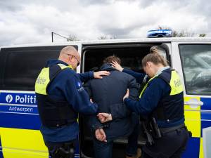 Wegpiraat (49) rijdt opzettelijk tegenliggers aan in Antwerpse Seefhoek én slaat dame (68) in gezicht 