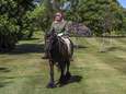 Koningin Elizabeth zit weer kwiek en monter in het zadel: 94-jarige Queen al paardrijdend gefotografeerd