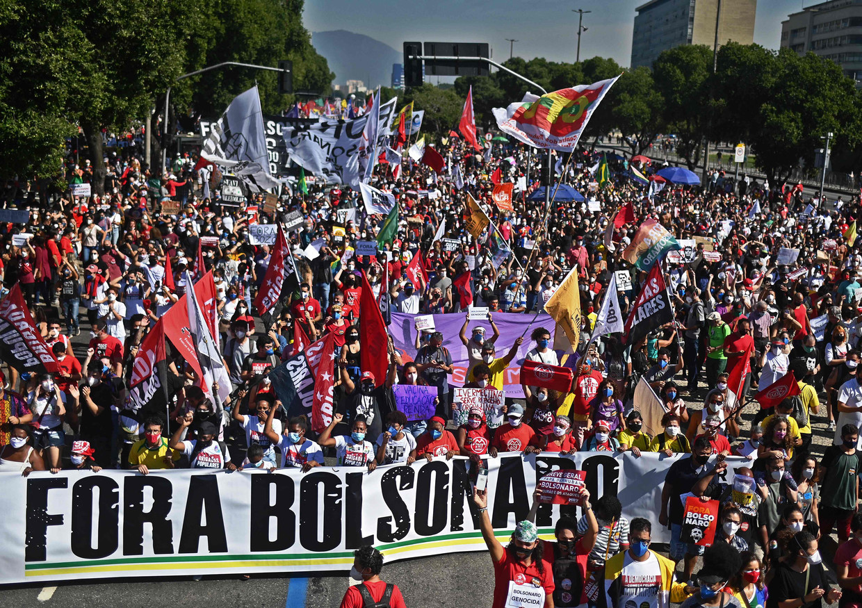 Een grote demonstratie in Rio de Janeiro afgelopen zaterdag tegen de van corruptie beschuldigde president Jair Bolsonaro Beeld AFP