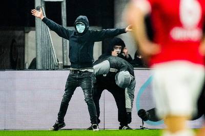 Fans zorgen opnieuw voor problemen in Nederland: inbrekende supporters leggen duels AZ en Heracles stil