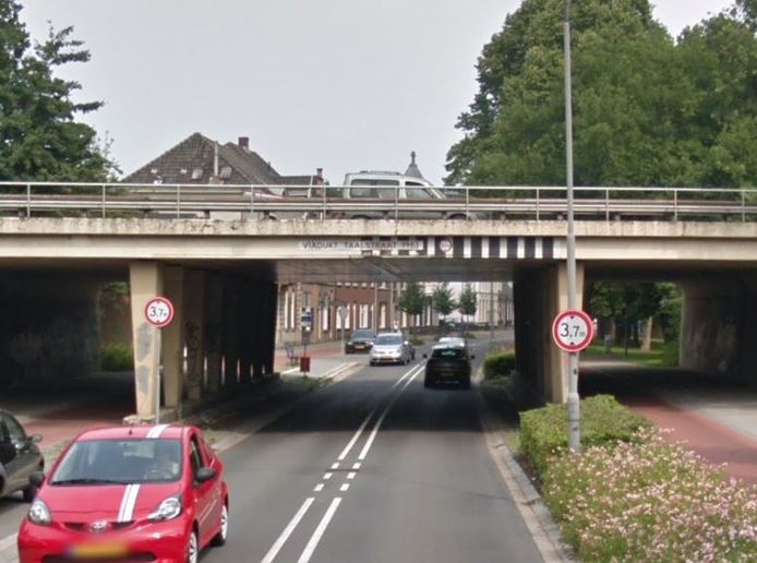 Rijkswaterstaat voert onderhoudswerkzaamheden uit aan het viaduct aan de Taalstraat.