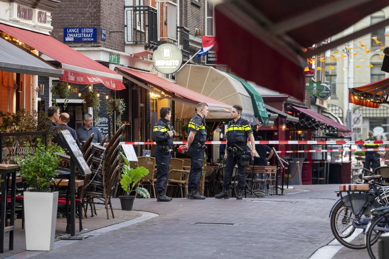 Nederlandse agenten op de plek waar De Vries dinsdag werd neergeschoten.  Beeld AFP
