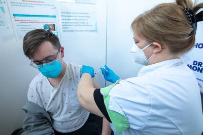 Loopt de vaccinatiecampagne toch vertraging op? Tieners en twintigers krijgen mogelijk pas in augustus eerste prik