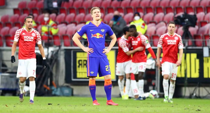 Teleurstelling van Leipzig-speler Marcel Halstenberg na weer een treffer van Mainz.