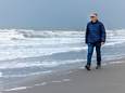 Dick Voogd loopt vaak langs de kust. Uit de schuimkragen van de zee haalt hij weer woorden voor zijn gedichten.