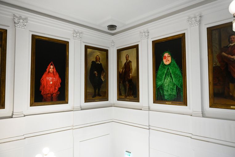 Twee van de vier verwijderde portretten van Mous Lamrabat in de Antwerpse Arenbergschouwburg. Beeld Photo News