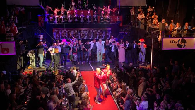 Prinsen gaan voorop in ouderwets carnavalsbal in de Udense Knoerissenstal 