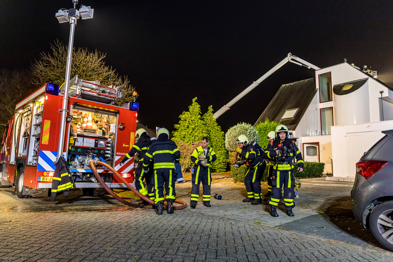 lichtgewicht wapen Subjectief Brand in kachel van houten huis in Oosterhout, brandweer rukt met groot  materieel uit | Foto | AD.nl