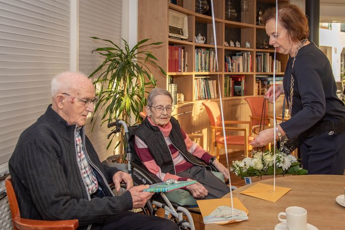 Burgemeester Loes Meeuwisse van Noord-Beveland (rechts) brengt het echtpaar De Looff-Korteknie felicitaties en cadeautjes voor hun 65-jarig huwelijk.
