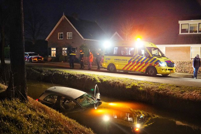 Auto in sloot, bestuurder gewond