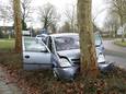 De auto die tegen een boom knalde in Hardenberg.
