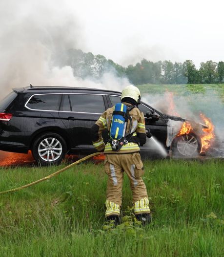Auto van vakantiegangers vat vlam in Rheeze