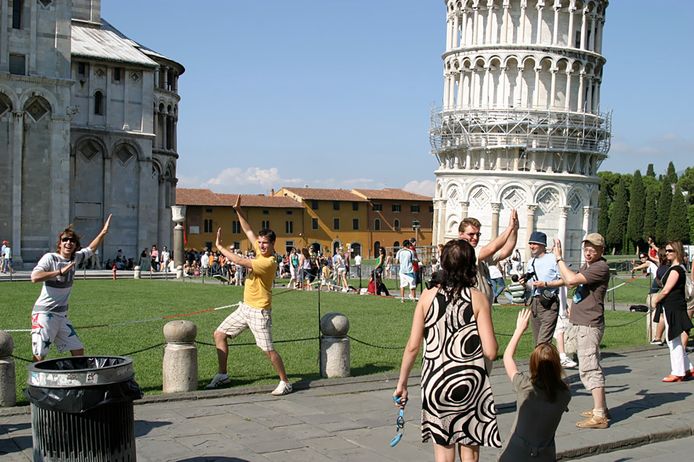Origineel zijn ze niet meer, de foto’s van toeristen die doen alsof ze de toren van Pisa tegenhouden.