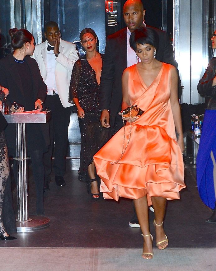 Beyonce, Jay-Z en Solange Knowles verlaten de bewuste lift na het Met Gala.