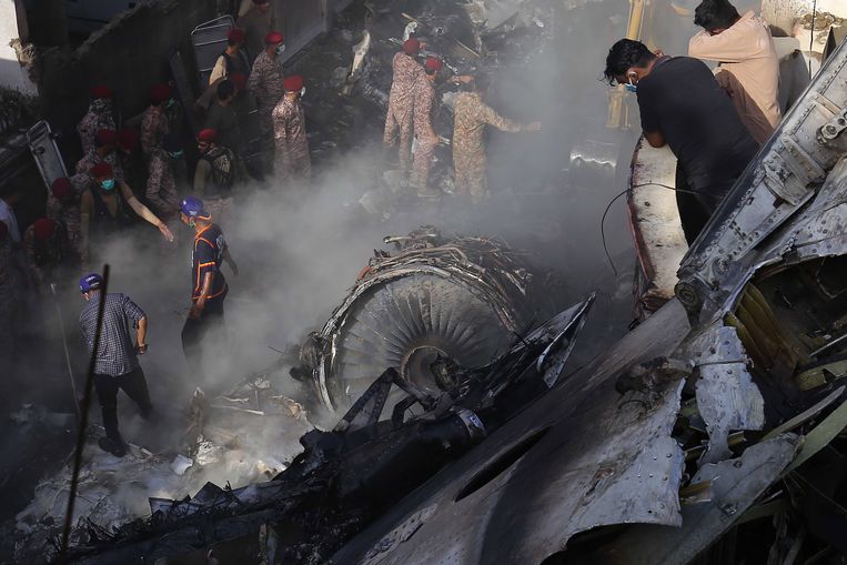 Reddingswerkers zoeken naar overlevenden en lichamen van de vliegtuigcrash. Beeld EPA