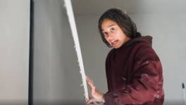 Gevloek in Huis Gemaakt: Ash en Lemmy plakken plinten omgekeerd tegen ...