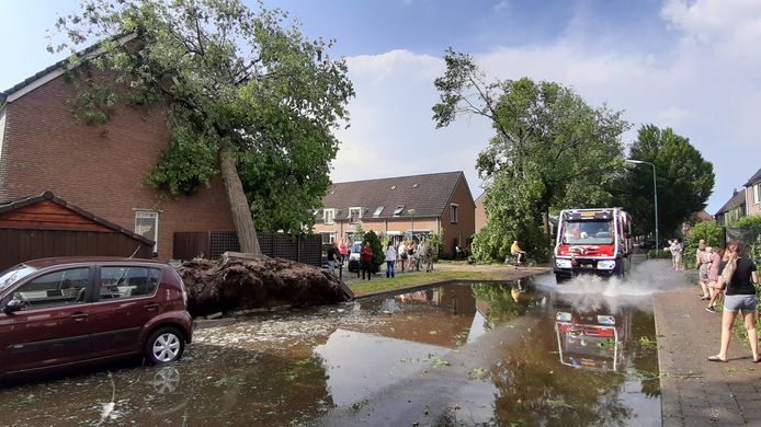 Een grote windhoos heeft voor flinke schade gezorgd in Leersum.