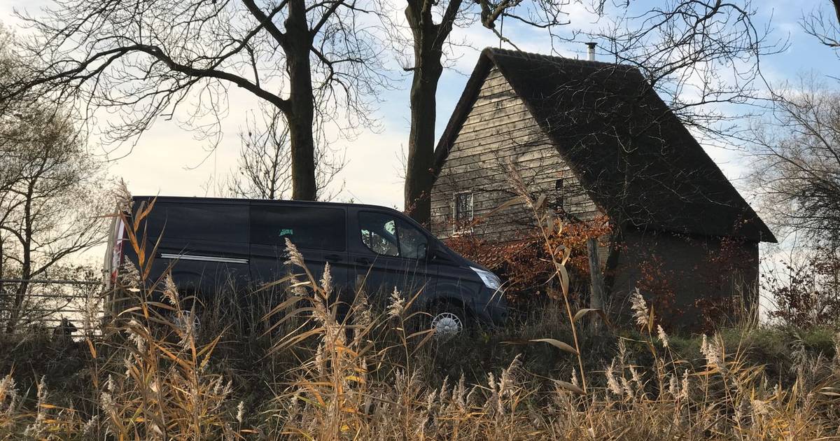 Reconstructie vakantiehuisje maakt dat polder bij Hooge Zwaluwe op oorlogszone lijkt