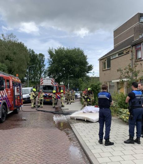 Brandende matrassen uit woning aan de Beneluxlaan in Middelburg gehaald