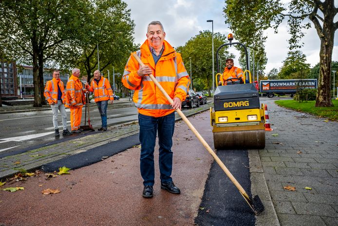 Fer Versteeg werk voor de Gemeente Rotterdam en zorgt dat de stad klaar is voor NN marathon van 2021. Foto: Frank de Roo