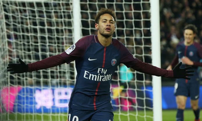 Neymar viert zijn treffer.
