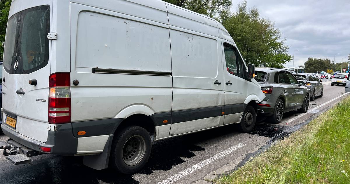 Veel olie op de weg na kettingbotsing bij Ermelo.