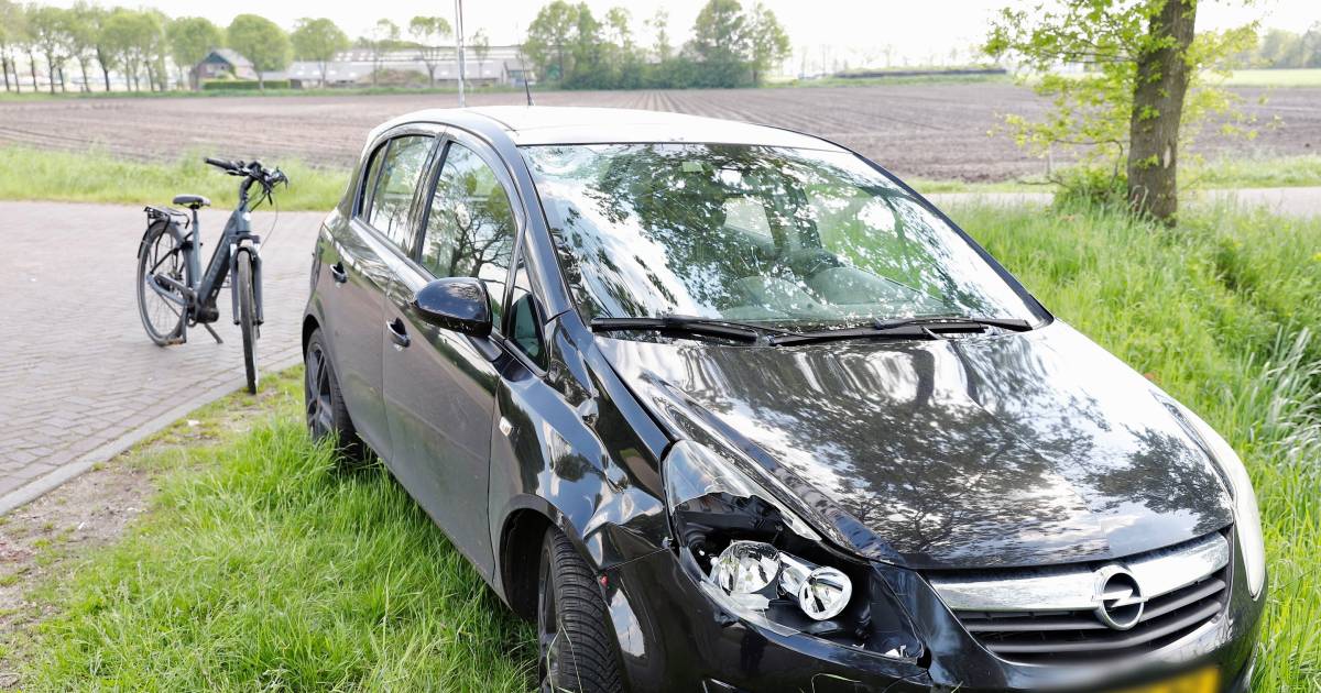 Man op elektrische fiets raakt ernstig gewond bij aanrijding met auto.